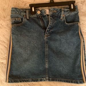 Cute denim skirt with side stripe